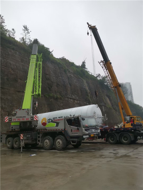 绥滨县“不怕风雨冻”—— 吊车的 “恶劣环境适应” 技术